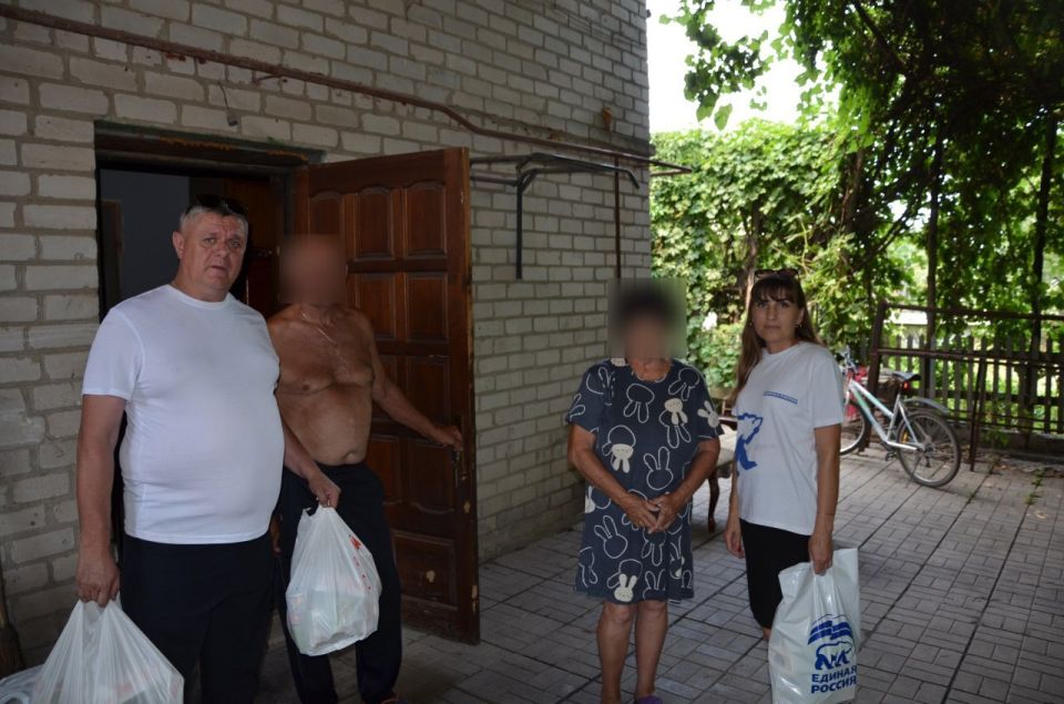 Единороссы продолжают поддерживать беженцев