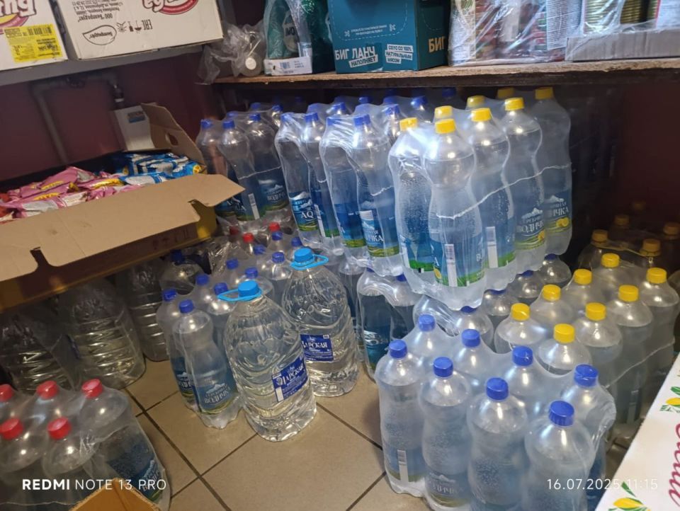 Андрей Рубанцов: В связи с приходом в Республику аномальной жары и повышенным спросом на питьевую бутилированную воду, сотрудниками отдела жизнеобеспечения пгт проведен мониторинг наличия бутилированной воды в магазинах пгт