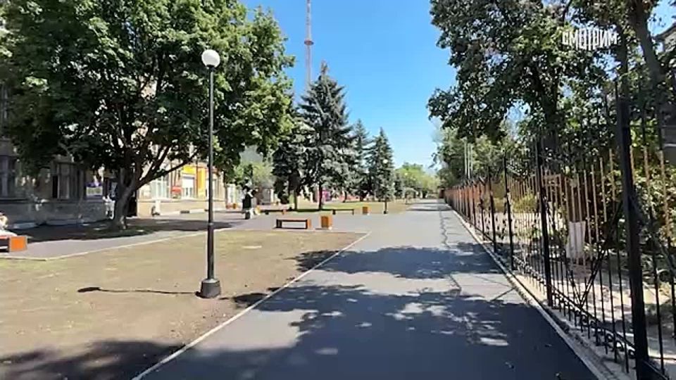 В ЛНР состоялась торжественная церемония открытия бюста Героя России Дениса Иванова, который участвовал в освобождении Северодонецка, Рубежного и Лисичанска