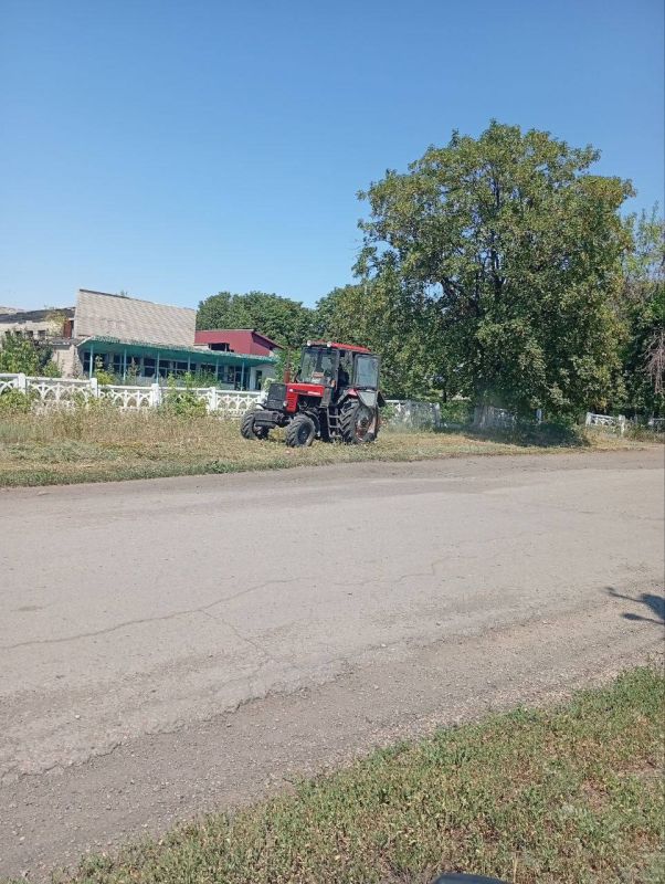 Андрей Рубанцов: На территории пгт Новодарьевка произведен механизированный покос травы вдоль дороги по ул. Ленина