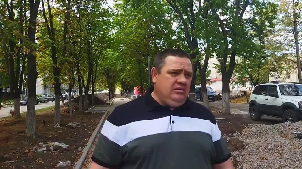 Ровеньках продолжаются работы по благоустройству аллеи по улице Ленина