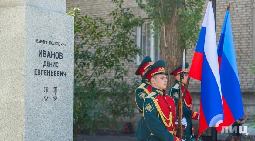 Сквер и памятник в честь героя России Дениса Иванова открыли в Луганске