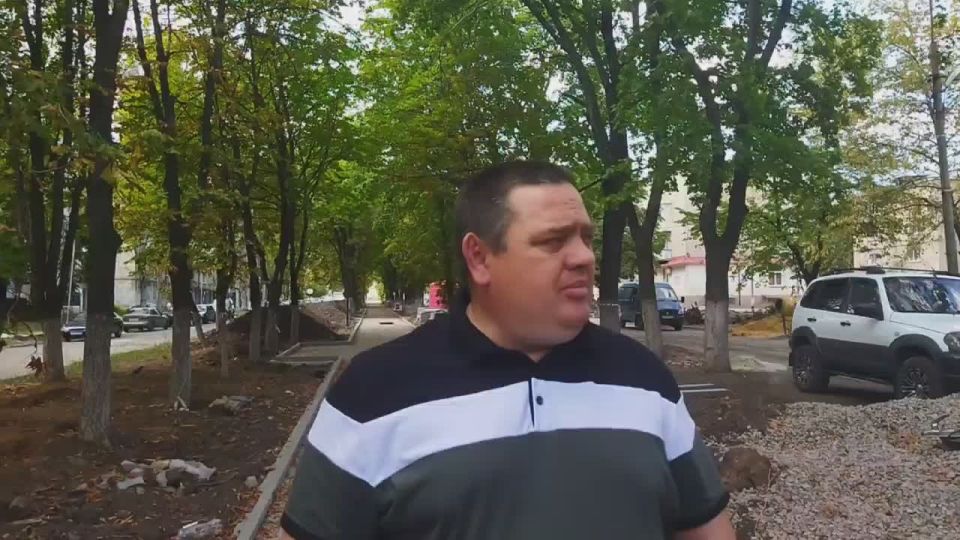 Андрей Рубанцов: . В Ровеньках продолжаются работы по благоустройству аллеи по улице Ленина Сегодня проинспектировал ход выполнения работ, которые проводятся в рамках реализации проекта «Благоустройство аллеи, г....