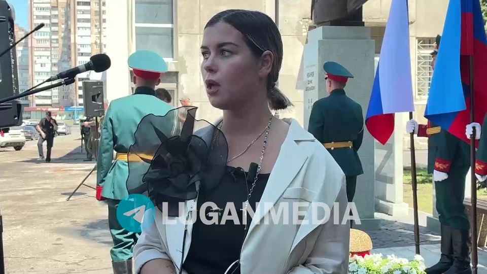 В Луганске открыли сквер и памятник, посвященный Герою России Иванову