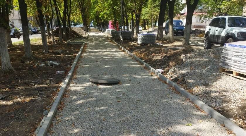 Специалисты подрядной организации «Дорснаб» закончили укладку подземных сетей электроснабжения под аллеей, расположенной на улице Ленина в Ровеньках
