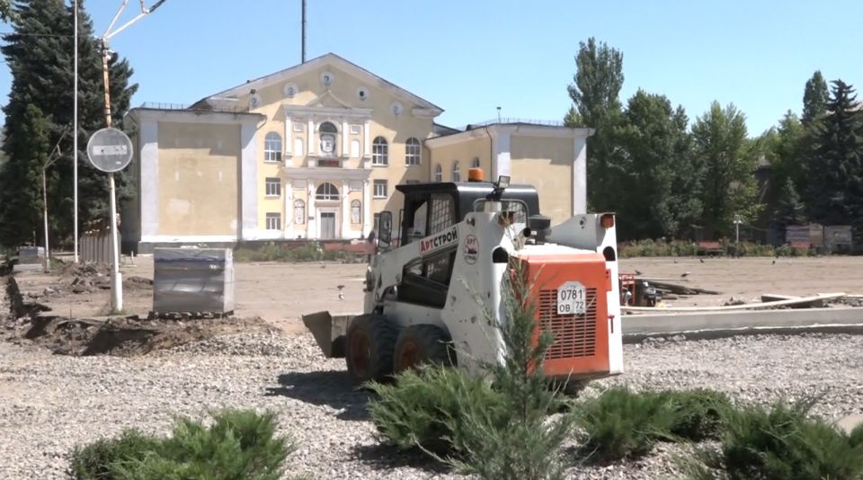 Тюменцы продолжают благоустройство центральной аллеи Молодогвардейска