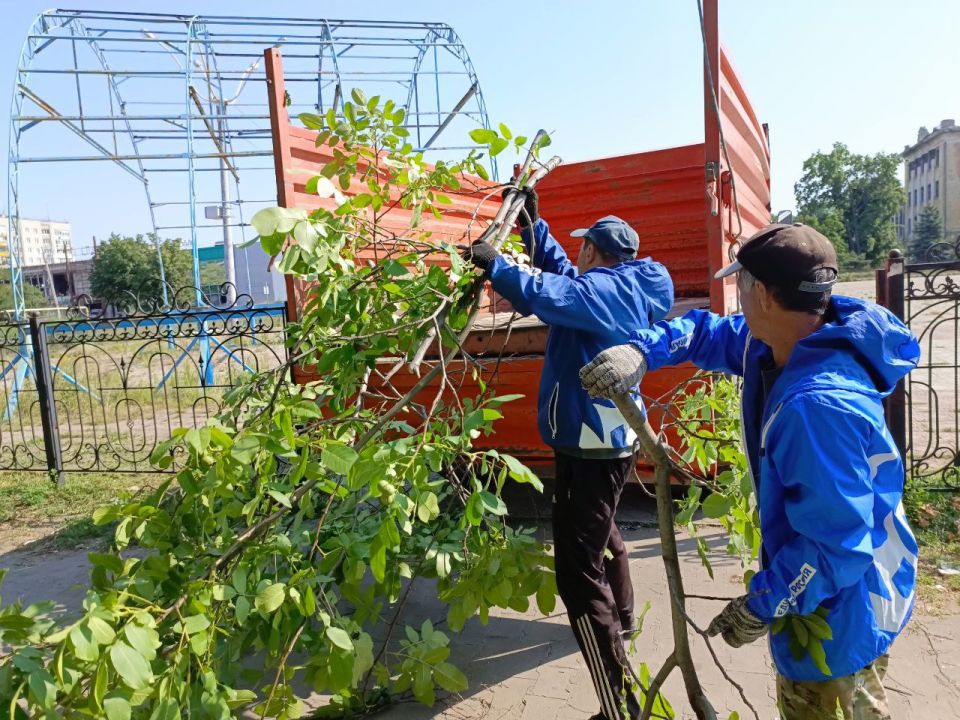 Активисты Лисичанского местного отделения партии «Единая Россия» организовали уборку детской площадки