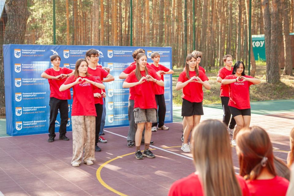 Евгений Морозов: После двух насыщенных недель двадцать учеников Брянковской гимназии возвратились домой из поездки в город Елабуга Республики Татарстан