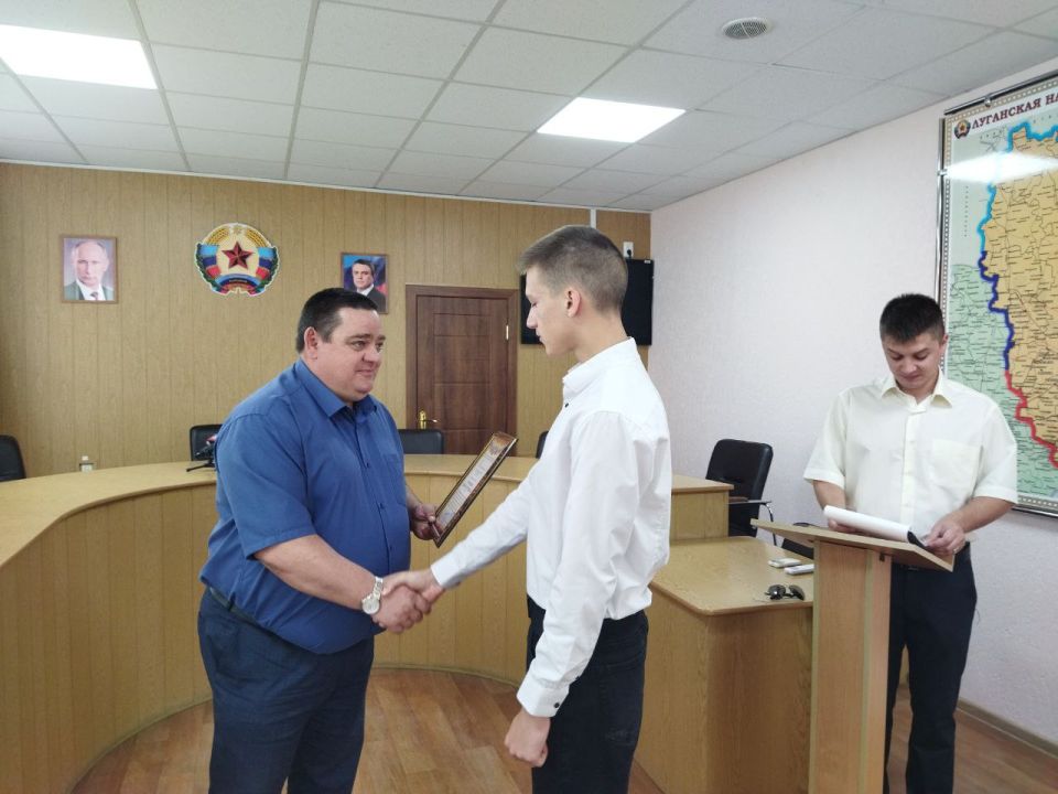 Сегодня в Администрации городского округа город Ровеньки прошло торжественное награждение волонтёров, которые помогали жителям во время Всероссийского онлайн-голосования по выбору общественных территорий для благоустройства...