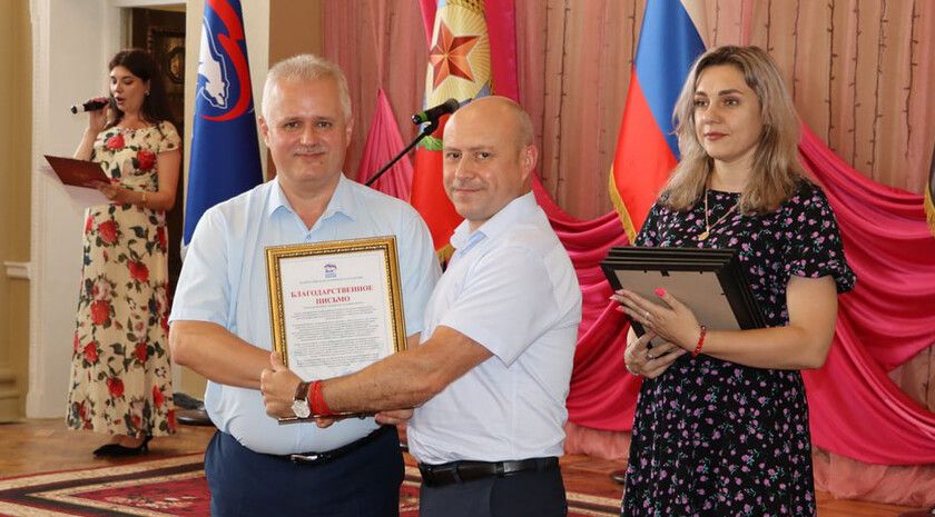 Лучшие сотрудники Стахановского завода ферросплавов получили награды в честь Дня металлурга