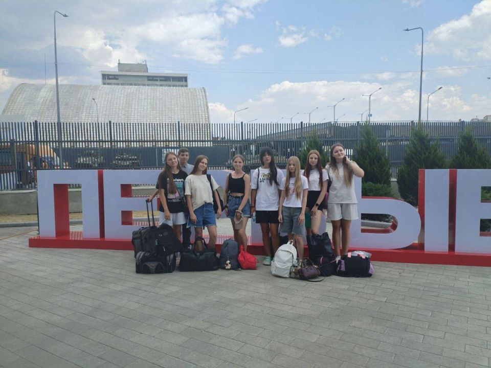 Андрей Рубанцов: Ровеньковская школа № 3 им. А. Ф. Бурды попала в топ! Лучшие ученики отправляются на фестиваль VK Fest 2025 в город Москва! По итогам реализации концепции "Луганский характер" за 2024 - 2025 г. Движение...