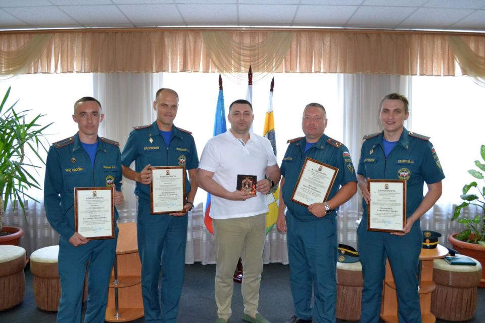 Владимир Чернев: Сегодня, в честь празднования Дня создания органов государственного пожарного надзора, мой заместитель Арабаджи Максим Борисович поздравил сотрудников отдела надзорной деятельности и профилактической работы...