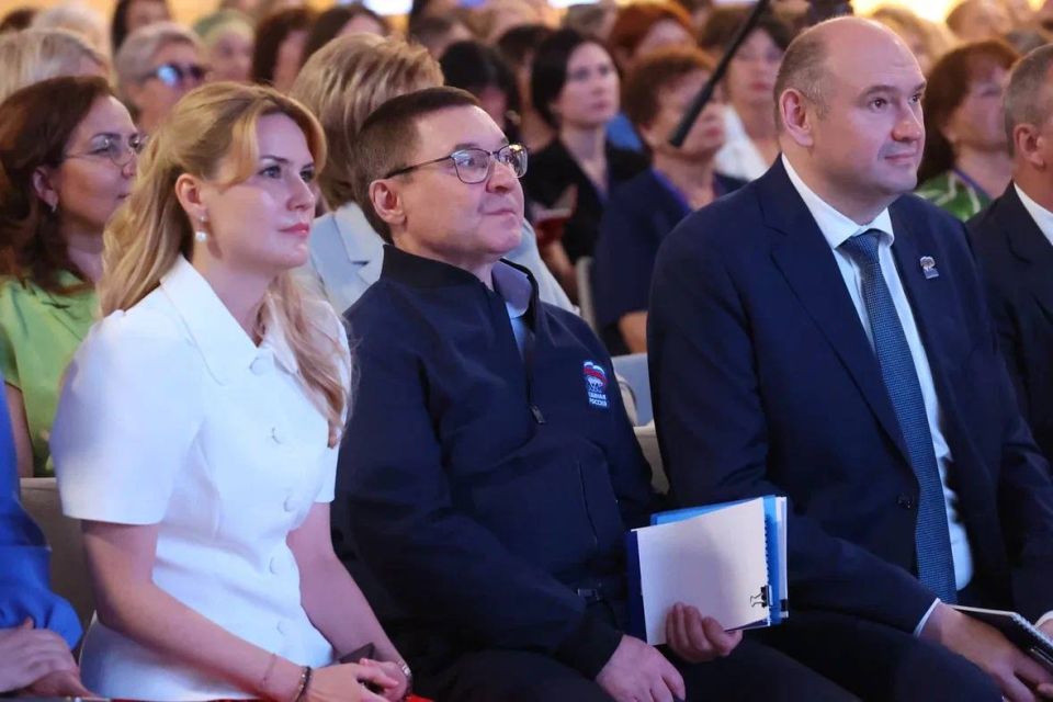 Дарья Лантратова: Во второй день форума Женского лидерства наши активистки представили свои проекты Секретарю Генсовета партии Владимиру Якушеву и врио Губернатора Оренбургской области Евгению Солнцеву