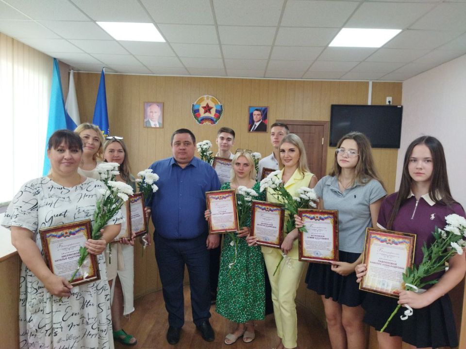 Андрей Рубанцов: Сегодня в Администрации городского округа город Ровеньки прошло торжественное награждение волонтёров, которые помогали ровенчанам во время Всероссийского онлайн-голосования по выбору общественных территорий...
