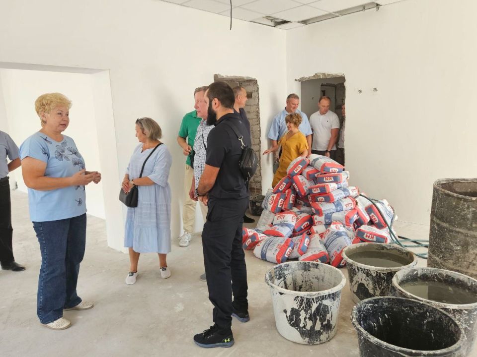 Олег Коваль: В рамках работы Штаба общественного и депутатского контроля партийного проекта "Новая школа" "Единой России" Сенатор РФ от ЛНР Ольга Бас с рабочим визитом посетила Первомайский городской округ