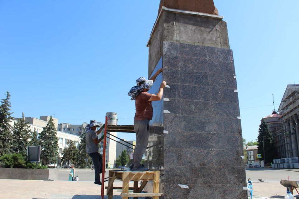 Сергей Козенко: В рамках специального инфраструктурного проекта строители тюменской компании «Артстрой» продолжают работы по благоустройству «Аллеи Дружбы» в Краснодоне!