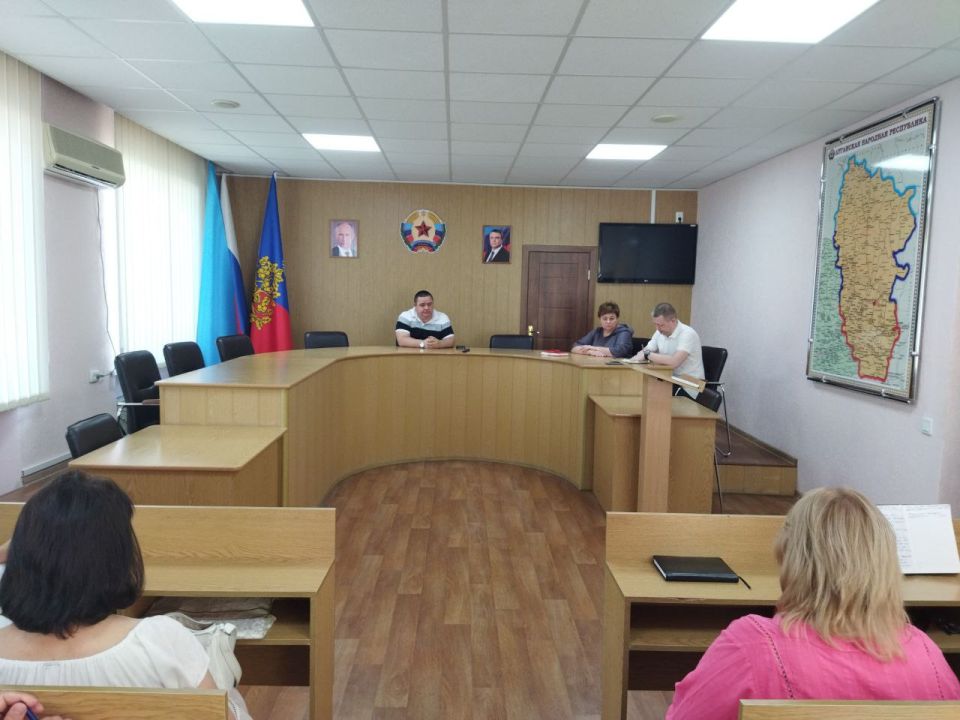 Глава городского округа город Ровеньки Андрей Рубанцов понедельник начал с традиционного рабочего совещания, в котором приняли участие руководители управлений администрации и структурных подразделений