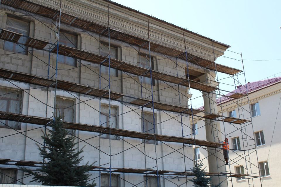 Новые барельефы, изготовленные с использованием 3D-моделирования, украсят фасад здания Дворца культуры имени «Молодой гвардии» в Краснодоне