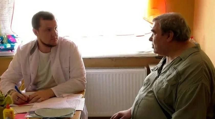 Земский врач Алексей Добринский: «Дерзайте! Почему бы и нет?!» Еще был курьез в психиатрии, когда я там работал. Один пациент вдруг «вспомнил», что у него есть жена и шестеро детей, и что у него где-то заначка в пять тысяч...