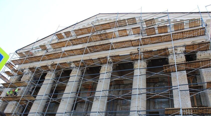 Новые барельефы украсят фасад Дворца культуры в Краснодоне