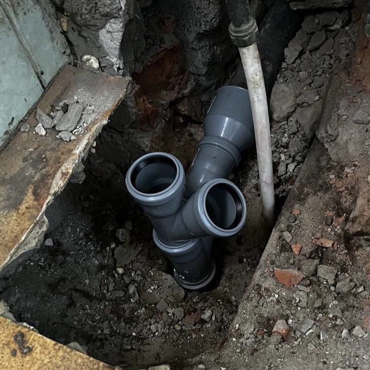 Управляющая компания проводит работы по замене канализационных стояков в квартирах по адресу г. Счастье, пл. Мира, д. 7, кв. 8-11