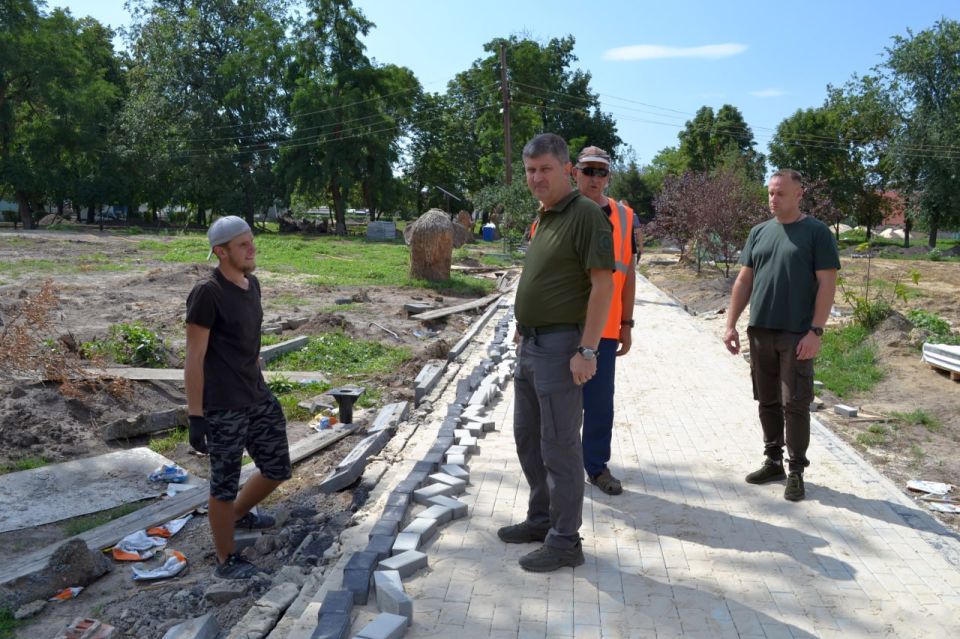 Владимир Чернев: Сегодня, совместно с командой, провел обследование хода работ по реконструкции парка культуры и отдыха города Старобельск