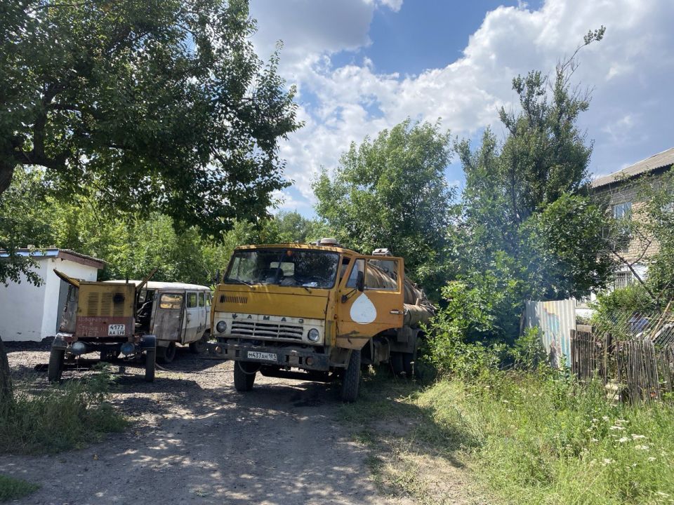 Сергей Козенко: В настоящее время в Суходольске по улице Бородина сотрудники Краснодонского департамента филиала ГУП ЛНР «Лугансквода» оперативно устраняют аварийную ситуацию на участке водовода