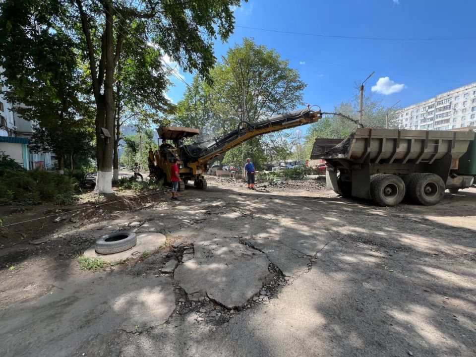 Сергей Козенко: В квартале Советский активно продолжаются работы по фрезерованию дорожного полотна