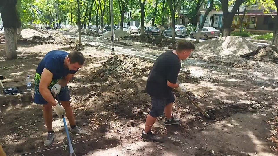 Андрей Рубанцов: . В Ровеньках продолжаются работы по благоустройству аллеи по улице Ленина Подрядной организацией "Дорснаб" продолжаются работы по устройству тротуаров, укладывается геотекстиль, сверху которого...