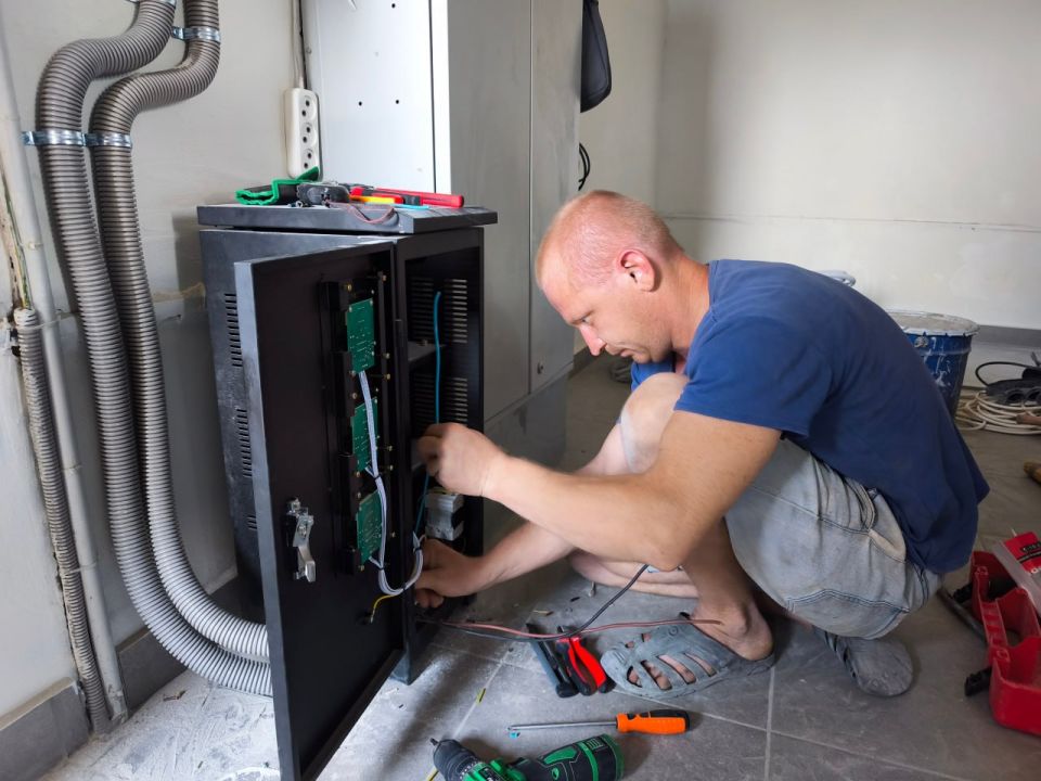 Сергей Козенко: В рамках реализации специального инфраструктурного проекта в Краснодоне продолжаются работы по модернизации лифтового оборудования