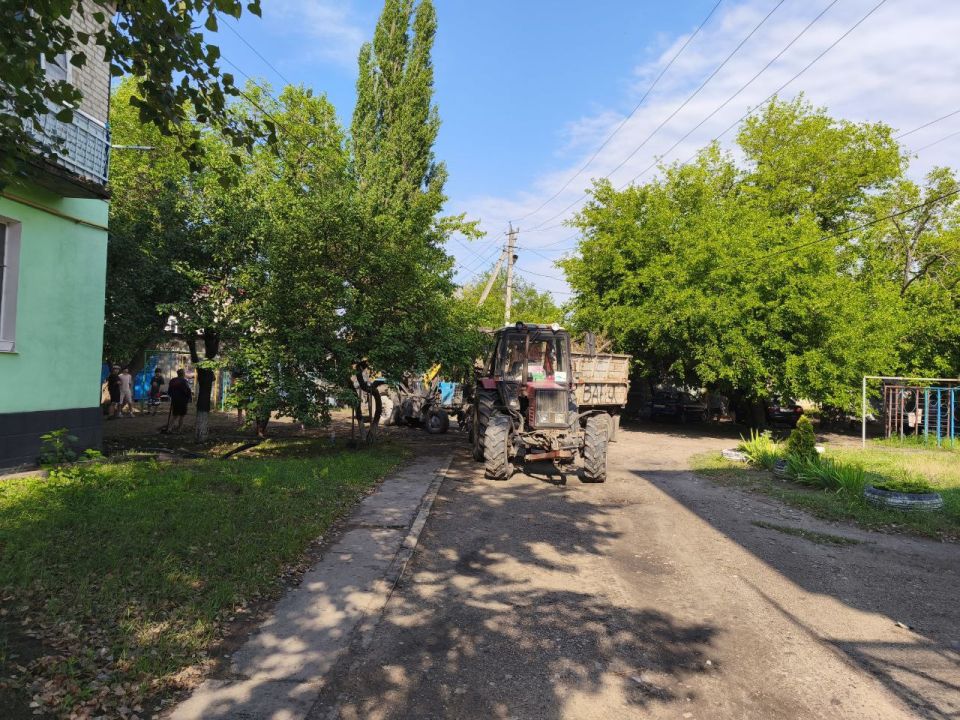 Владимир Чернев: По моему поручению сотрудники МБУ Центр «Благоустройство» приступили к ликвидации последствий тушения пожара на территории двора многоквартирного дома по улице Шевченко, 2А, в городе Старобельск