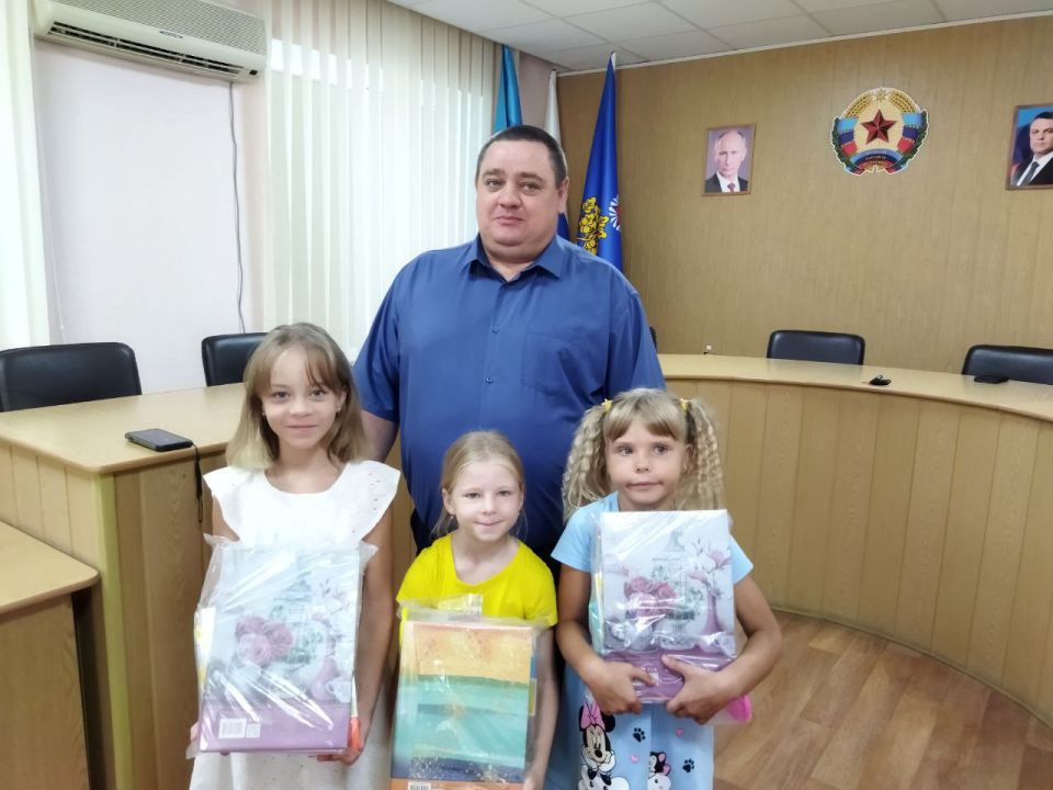 Сегодня, в рамках ежегодной Всероссийской акции «Собери ребенка в школу», состоялось торжественное вручение канцелярских наборов троим детям, оставшимся без попечения родителей