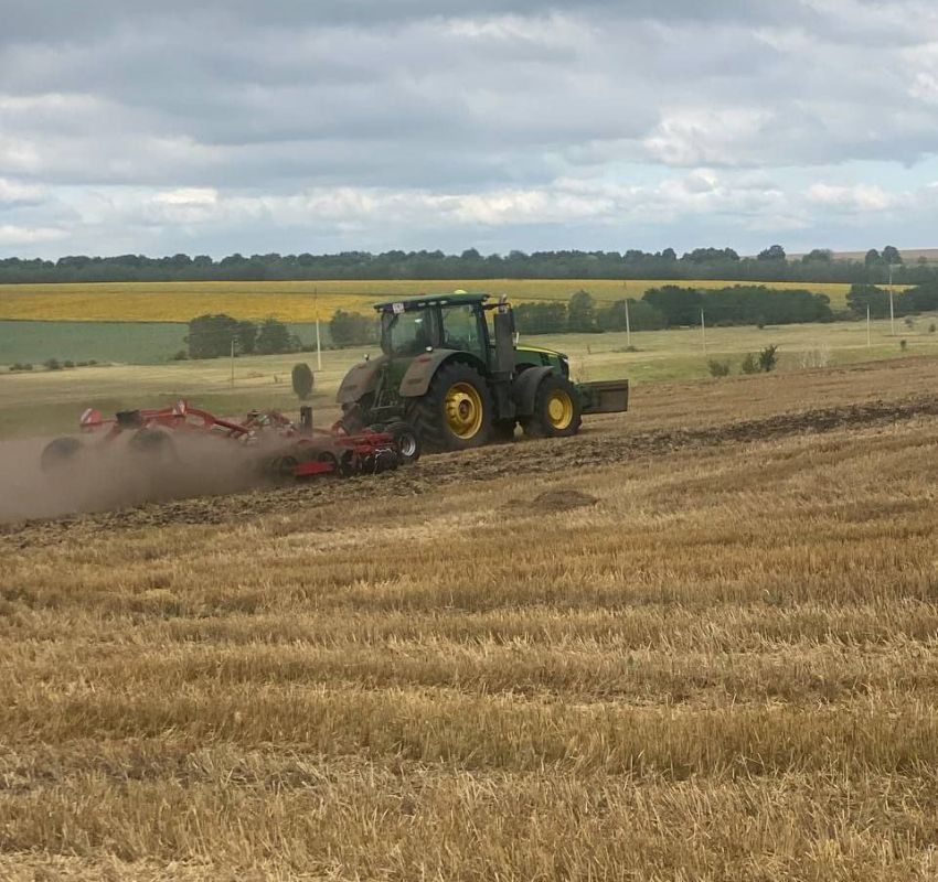 Владимир Чернев: Вслед за уборкой урожая зерновых культур аграрии Старобельского муниципального округа приступили к лущению стерни