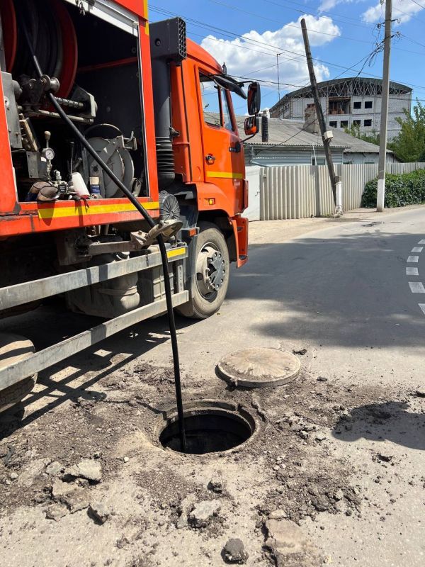 Сергей Козенко: Бригада шефа-региона компании ООО «ТюменьБурСтрой» продолжает активно проводить аварийно-восстановительные работы на сетях водоснабжения и водоотведения по Краснодонскому округу