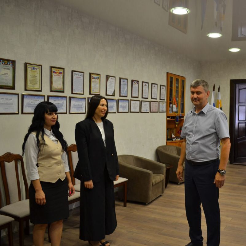 Владимир Чернев: В преддверии Дня работника МФЦ наградил отличившихся работников отделения Старобелького района ГБУ ЛНР "Многофункциональный центр предоставления государственных и муниципальных услуг"