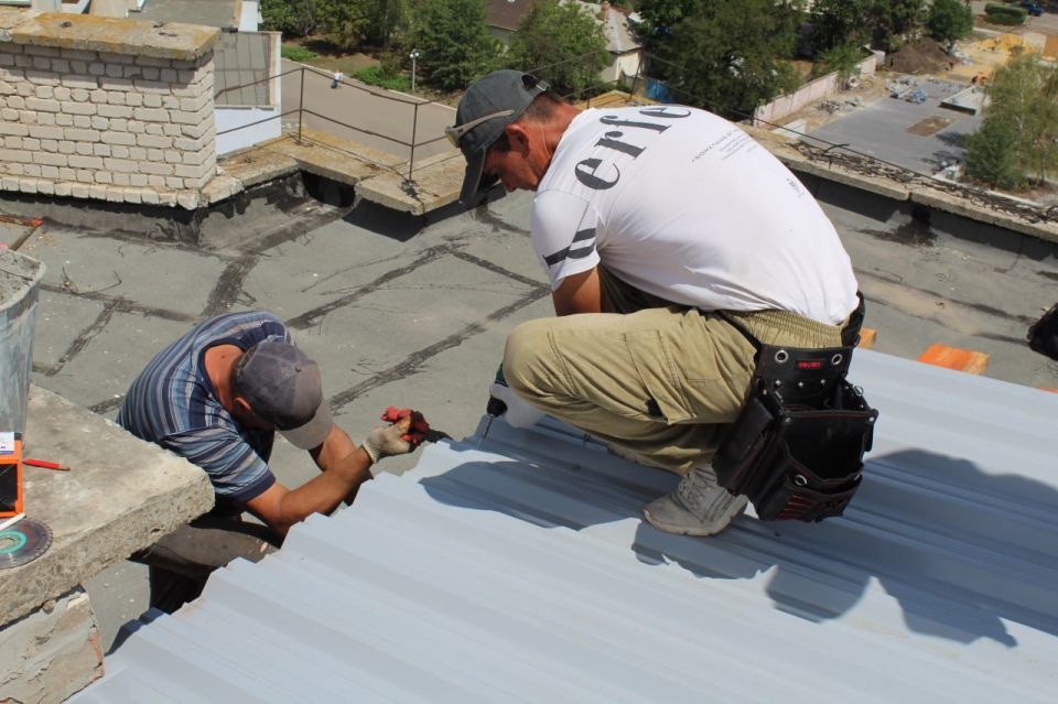 Сергей Козенко: В рамках реализации специального инфраструктурного проекта шефом-регионом Тюменской областью в городе Краснодоне по ул. Микроцентр, д. 1 (подъезд № 1 и № 4) активно продолжаются работы по капитальному ремонту...