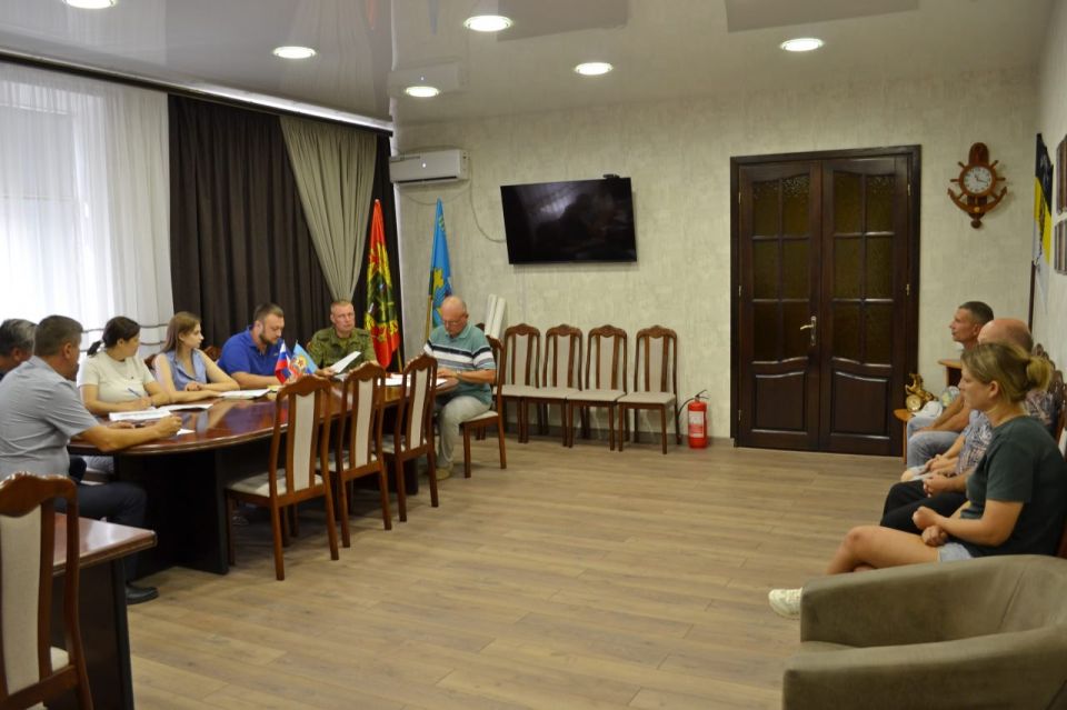 Владимир Чернев: Сегодня провёл встречу с семьями погибших участников Специальной военной операции — наших земляков, отдавших жизни за будущее нашей страны