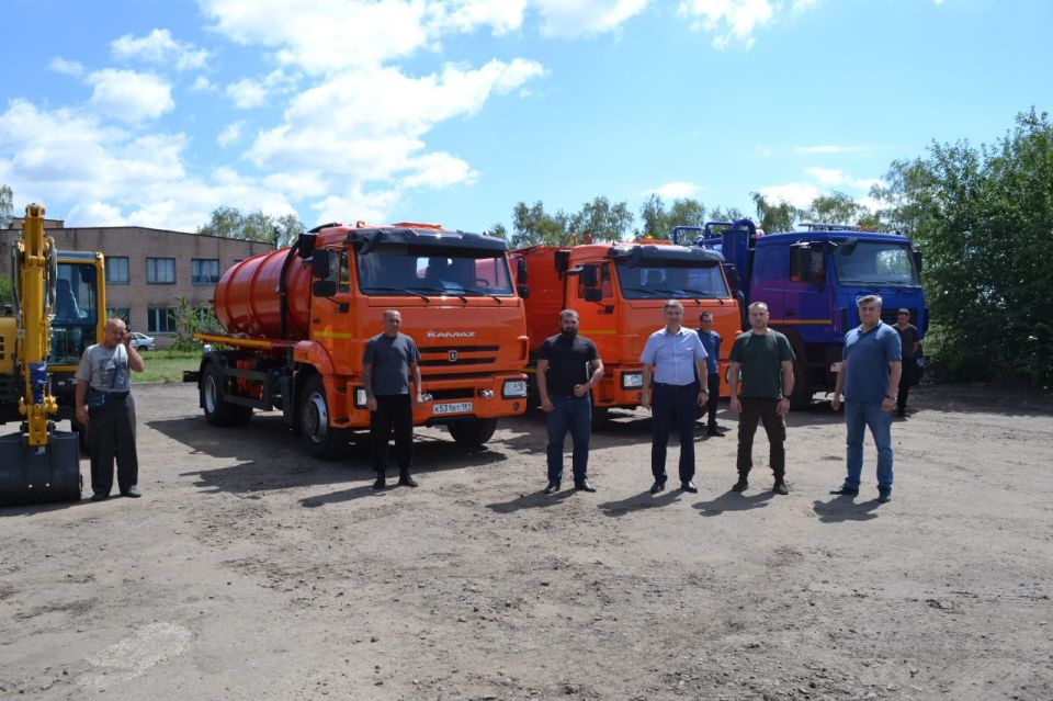 Владимир Чернев: Новая техника на службе округа: водоотведение и очистка под контролем! Поручил сотрудникам Администрации округа провести детальный анализ обращений жителей, включая те, что поступают через чат-бот