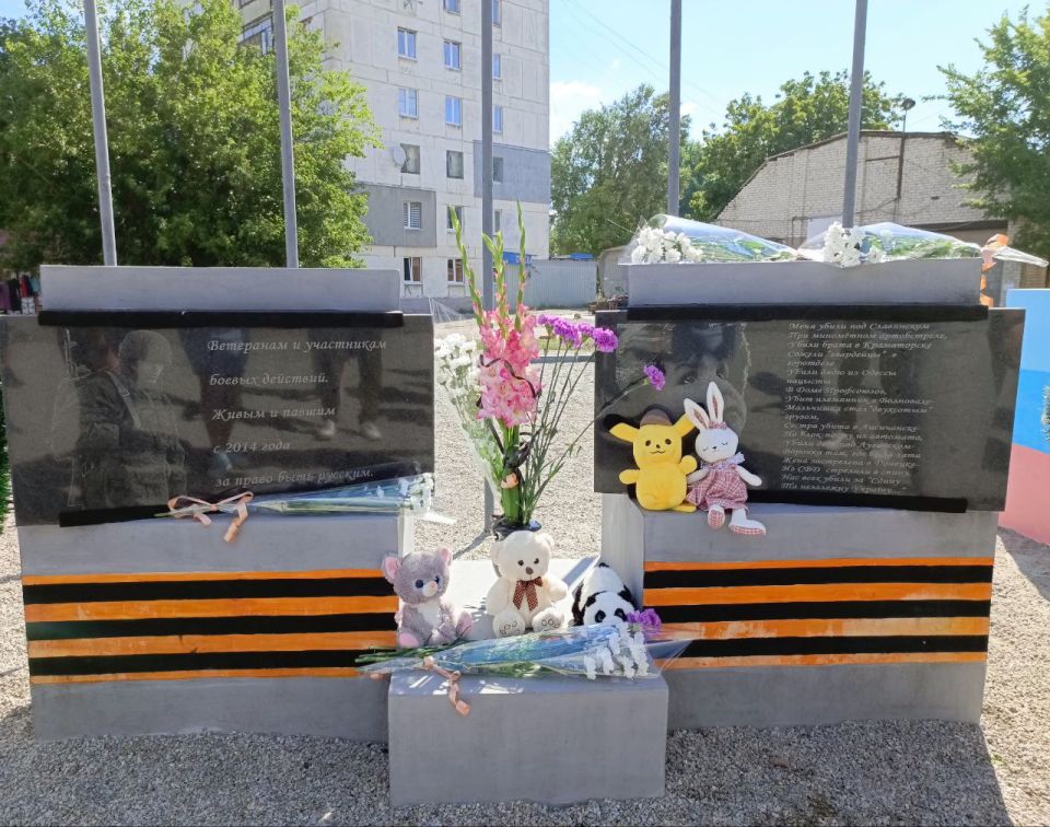 Лисичанские единороссы почтили память детей-жертв войны в Донбассе