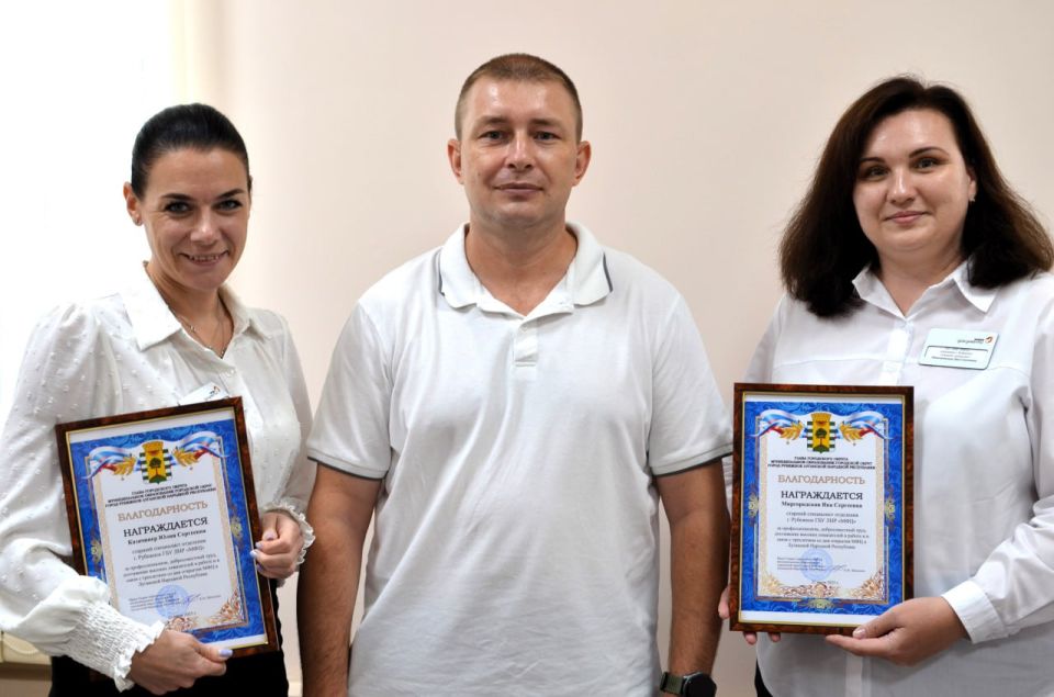 Евгений Шаталин: Ко Дню работника МФЦ вручил Благодарственные письма старшим специалистам отделения г. Рубежное ГБУ ЛНР МФЦ Юлии Казачинер и Яне Миргородской