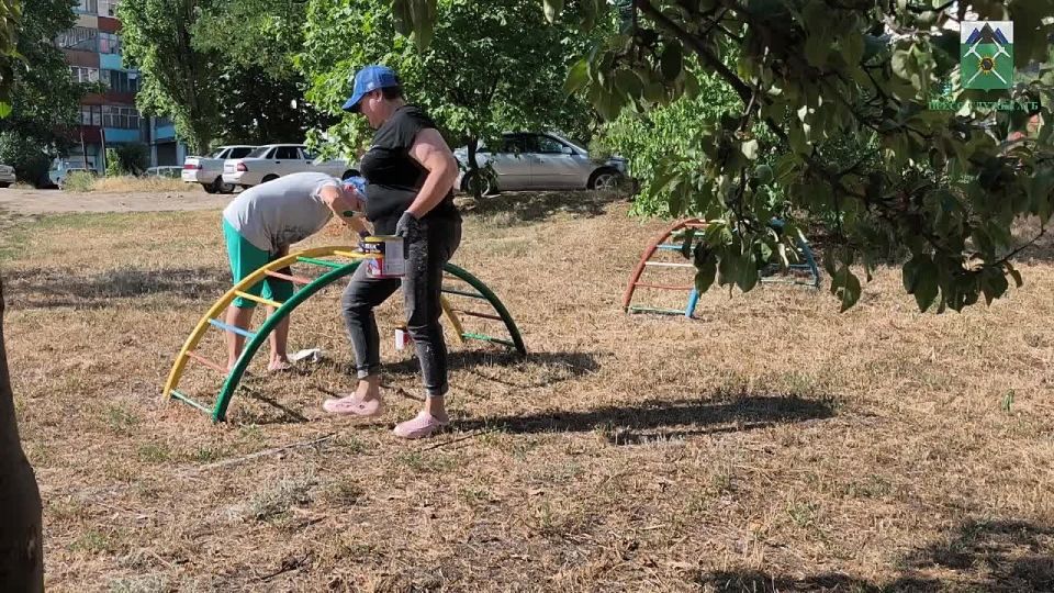 Евгений Морозов: Третий год подряд, активисты Брянковского местного отделения партии "Единая Россия" благоустраивают детские площадки города