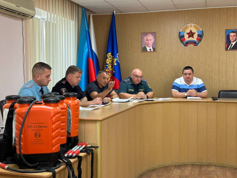 В Администрации городского округа город Ровеньки состоялось заседание комиссии по предупреждению и ликвидации чрезвычайных ситуаций и обеспечению пожарной безопасности, функционирующей на территории городского округа, под...