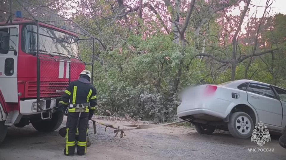 Спасатели МЧС России работали на месте ДТП
