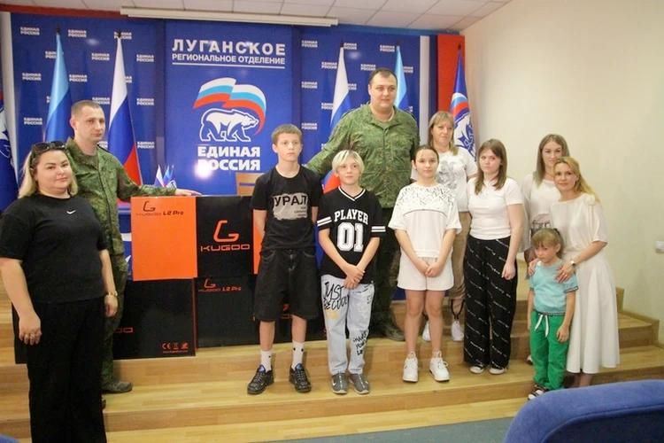 Помощь семьям защитников: Сенатор Дарья Лантратова вручила самокаты детям участников СВО