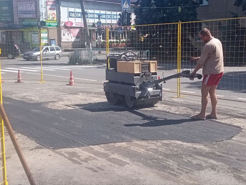 Андрей Рубанцов: Сегодня ГУП ЛНР "Лугансквода" работает над восстановлением асфальтового покрытия на улице Карла Маркса