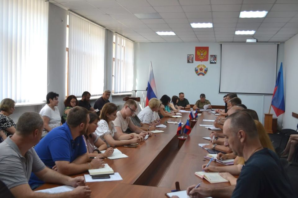 Сегодня провел совещание с руководителями структурных подразделений Администрации, а также представителями подведомственных учреждений и предприятий Старобельского муниципального округа