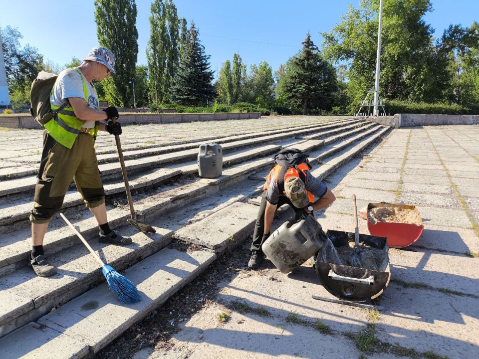 В центральной части города Рубежное на площади Ленина привели в порядок уличные ступеньки