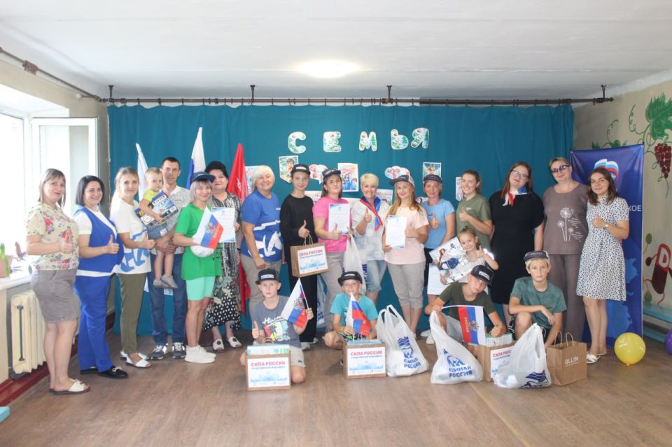 В рамках спортивного марафона «Сила России» и партпроекта «Детский спорт» активисты первичных отделений села Красный Луч и поселка Родаково провели спортивный праздник «Мама, папа, я – спортивная семья»