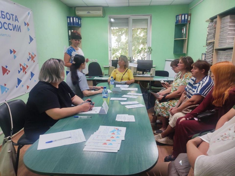 В Лутугино прошла мини-ярмарка вакансий с работодателями Лутугинского муниципального округа