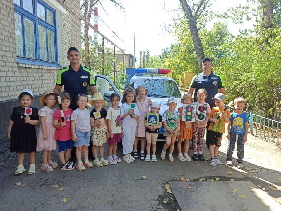 В дошкольных учреждениях Краснодона прошла акция "Безопасное лето!" с участием сотрудников ОГИБДД ОМВД «Краснодонский»